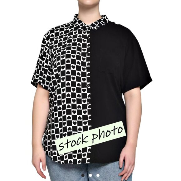 HOT TOPIC Womens Button Up Split Shirt MEDIUM Black White Hearts Addams Gothic - Picture 1 of 9